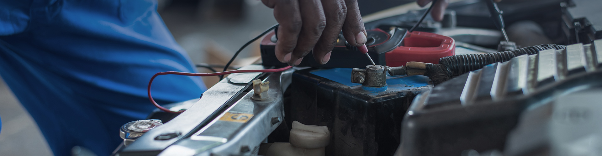 Expert en contrôle qualité testant les performances de la batterie JUJIANG POWER